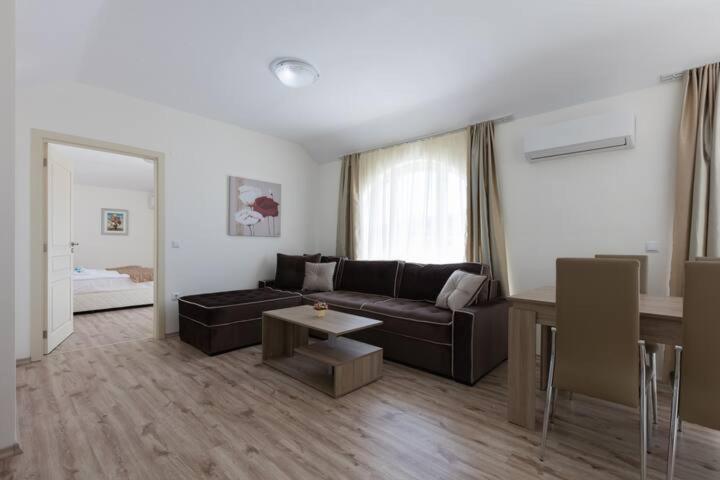נסבר Zevs Residence מראה חיצוני תמונה